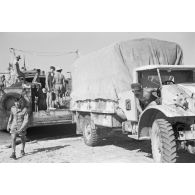 De l'essence est déchargée d'un Marinefährprahm de la marine allemande (Kriegsmarine).