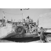 De l'essence est déchargée d'un Marinefährprahm de la marine allemande (Kriegsmarine).