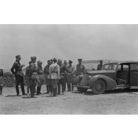 Le Duce quitte l'hôpital militaire de Derna pour aller inspecter un camp de prisonniers de guerre où 6 000 britanniques sont retenus.