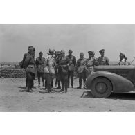 Rencontre avec l'officier commandant du camp de prisonniers de guerre où 6 000 britanniques sont retenus.