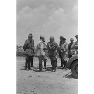 Rencontre avec l'officier commandant du camp de prisonniers de guerre où 6 000 britanniques sont retenus.