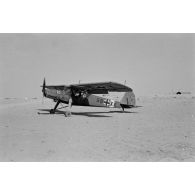 Le général des forces aériennes allemandes (Fliegerführer Afrika), Hans Seidemann se pose à bord d'un Fi-156 "Storch".