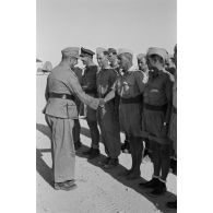 Le général Hans Seidemann passe en revue des aviateurs du Sturzkampfgeschwader 3.