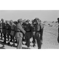 Le général Hans Seidemann félicite les deux récipiendaires de la croix de chevalier de la croix de fer (Ritterkreuz).