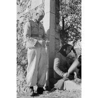 A Xidas, une femme récolte du lin.