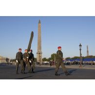 Sur la place de la Concorde, quatre militaires autrichiens, invités mis à l'honneur pour leur aide lors de l'opération Résilience, répètent le défilé à pied du 14 juillet.