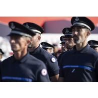 Sur la place de la Concorde, portrait d'un personnel de l'administration pénitentiaire attendant la seconde répétition du défilé à pied du 14 juillet.