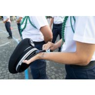 Derniers préparatifs de l'administration pénitentiaire avant le défilé à pied du 14 juillet sur la place de la Concorde.