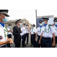 Derniers préparatifs de l'administration pénitentiaire avant le défilé à pied du 14 juillet sur la place de la Concorde.