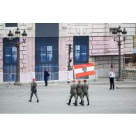 Défilé à pied de la garde au drapeau de l'armée autrichienne invitée pour la remercier de son aide durant la crise sanitaire de la COVID-19 lors de la cérémonie du 14 juillet 2020 place de la Concorde.