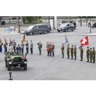 Sur la place de la Concorde, à bord d'un command-car, Emmanuel Macron, président de la République et le général d'armée François Lecointre, chef d'état-major des Armées (CEMA), passent en revue les troupes d'Allemagne, d'Autriche, du Luxembourg et de Suisse invitées pour les remercier de leur aide durant la crise sanitaire de la COVID-19.