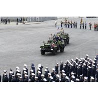 Sur la place de la Concorde, à bord d'un command-car, Emmanuel Macron, président de la République et le général d'armée François Lecointre, chef d'état-major des Armées (CEMA), passent les troupes en revue lors de la cérémonie du 14 juillet 2020.