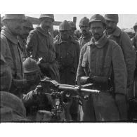 [Infanterie à l'instruction : compilation d'images sur l'infanterie à l'arrière et au front.]