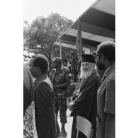 le général président de la République du Zaïre Mobutu Sese Seko salue les troupes depuis la tribune officielle à Lubumbashi. <br>[Description en cours]