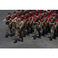 Défilé à pied du 54e RA pour les forces de souveraineté du théâtre Océan Pacifique lors de la cérémonie du 14 juillet 2011.