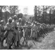 [Compilation d'images d'infanterie : mouvement de troupes.]