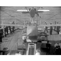 [Les rades de Brest et de Toulon : navigation de porte-avions, sous-marin et bâtiments de guerre.]