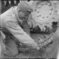Remplacement de la chenille d'un M24 Chaffee (détail).