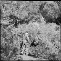 Deux appelés du bataillon de Joinville progressent dans des fourrés.