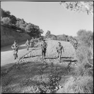 Progression d'une colonne d'appelés du bataillon de Joinville dans le djebel.