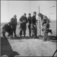 Pose de barbelés.
