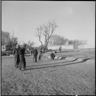 Une partie de pétanque.