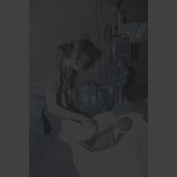 Soins à un enfant dans le service pédiatrique de l'élément militaire médical d'intervention rapide (EMMIR) à Cyangugu.