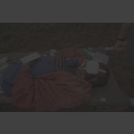 Prise en charge de blessés provenant de Kibeho évacués par hélicoptère par les personnels de l'élément militaire médical d'intervention rapide (EMMIR) à Cyangugu : un enfant blessé à l'oeil et à la tête est brancardé, équipé de sa fiche de tri.