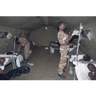 Soins prodigués à des patients par des militaires mauritaniens dans les tentes de l'élément militaire médical d'intervention rapide (EMMIR) à Cyangugu.