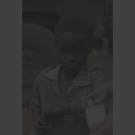 Portrait d'un enfant au bras blessé et infecté au camp de réfugiés de Kibeho lors d'une opération d'évacuation par le commandement des opérations spéciales (COS) et l'élément militaire médical d'intervention rapide (EMMIR).