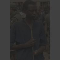 Portrait d'un jeune homme blessé, au bras mutilé et à l'oreille fendue, au camp de réfugiés de Kibeho lors d'une opération d'évacuation par le commandement des opérations spéciales (COS) et l'élément militaire médical d'intervention rapide (EMMIR).