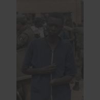 Portrait d'un jeune homme blessé, au bras mutilé et à l'oreille fendue, au camp de réfugiés de Kibeho lors d'une opération d'évacuation par le commandement des opérations spéciales (COS) et l'élément militaire médical d'intervention rapide (EMMIR).