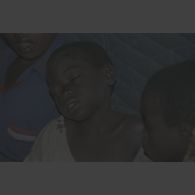 Portrait d'un enfant blessé somnolent dans un hélicoptère de transport Puma SA 330 lors de son évacuation sanitaire du camp de réfugiés de Kibeho par le commandement des opérations spéciales (COS) et l'élément militaire médical d'intervention rapide (EMMIR).