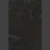 Visite de François Léotard, ministre de la Défense, sur les fosses communes à Goma, en présence du général de brigade Jean-Claude Lafourcade, commandant l'opération Turquoise, du colonel Alain Le Goff, chef du bataillon de soutien logistique (BSL), et de volontaires civils.
