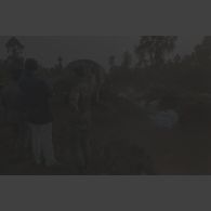 François Léotard, ministre de la Défense, regarde une fosse commune creusée par le régiment du génie de l'air (RGA) où des volontaires civils mettent en terre des cadavres, en présence du général de brigade Jean-Claude Lafourcade, commandant l'opération Turquoise.