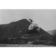 [Bell de liaison pendant le rush sur Inje. Mai 1951.]