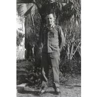 Au sein d'une villa réquisitionnée sur l'île grecque de Samos, le commandant (major) Sylvester von Saldern Brallentin, Kommandeur II./ Infanterie Regiment 65.