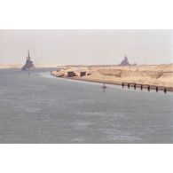 Côtes du canal de Suez, avec le croiseur Colbert et le navire de ligne américain Wisconsin (à droite), vues du PA (porte-avions) Clemenceau.