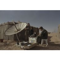 Le sergent-chef photographe de l'équipe de l'ECPA (Etablissement cinématographique et photographique des armées) s'affaire autour de la station INMARSAT installée à coté de la tente saoudienne.