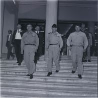 [Les généraux d'armée Edmond Jouhaud, Raoul Salan et Maurice Challe photographiés au siège du gouvernement général lors du putsch d'Alger, 21-26 avril 1961.]