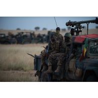 Des soldats maliens sécurisent une zone de bivouac à bord de leur camion à Andéramboukane, à la frontière avec le Niger.