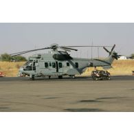Déploiement de l'opération de la force européenne EUFOR Tchad/RCA (République centrafricaine) : un hélicoptère de manoeuvre Eurocopter EC-725 Caracal de l'armée de l'Air est au parking à Abéché.