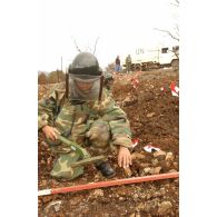 Démineur de l'armée chinoise en action.