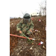 Démineur de l'armée chinoise en action.