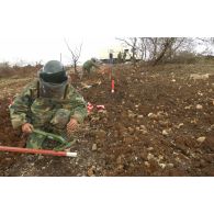 Démineur de l'armée chinoise en action.