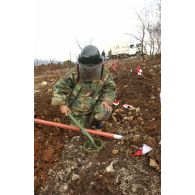 Démineur de l'armée chinoise en action.