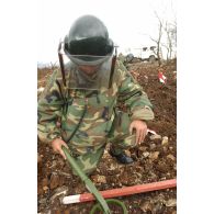 Démineur de l'armée chinoise en action.