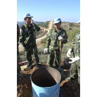 Scellement des bornes ONU qui matérialisent la frontière libano-israëlienne.