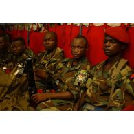 Soldats centrafricains de la Force multinationale en Centrafrique (FOMUC) à bord d'un avion de transport Transall C-160 à destination de la ville de Birao.