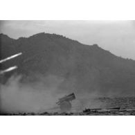 Une batterie de 15 cm Nebelwerfer-41appartenant au Werfer.Regiment-71 effectue un tir au fond d'une vallée.